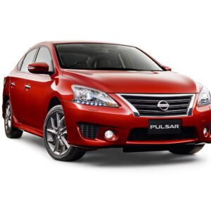 Carro Pulsar Nissan rojo